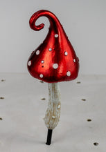 Load image into Gallery viewer, 20CM METALLIC MUSHROOM WITH SWIRL STAKE
