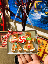 Load image into Gallery viewer, Gingerbread Trays 16cm 2 assorted
